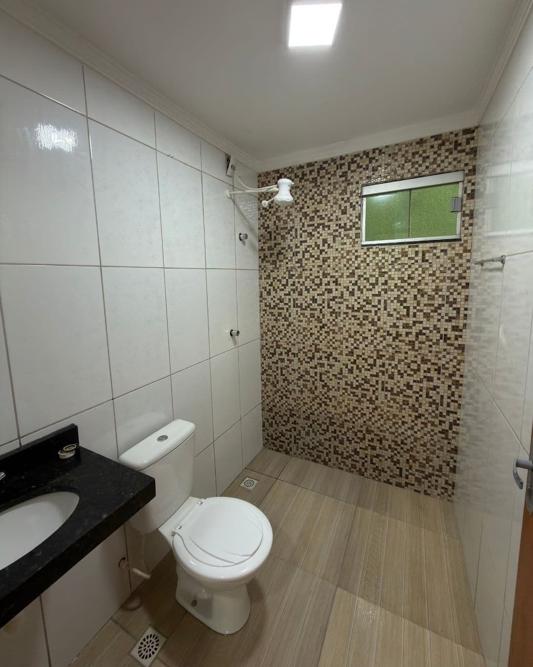 Banheiro social do apartamento térreo.